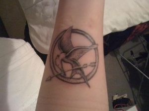 фото тату Сойка Пересмешница от 03.01.2018 №092 - Tattoo MOCKINGJAY - tattoo-photo.ru