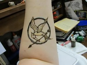 фото тату Сойка Пересмешница от 03.01.2018 №095 - Tattoo MOCKINGJAY - tattoo-photo.ru