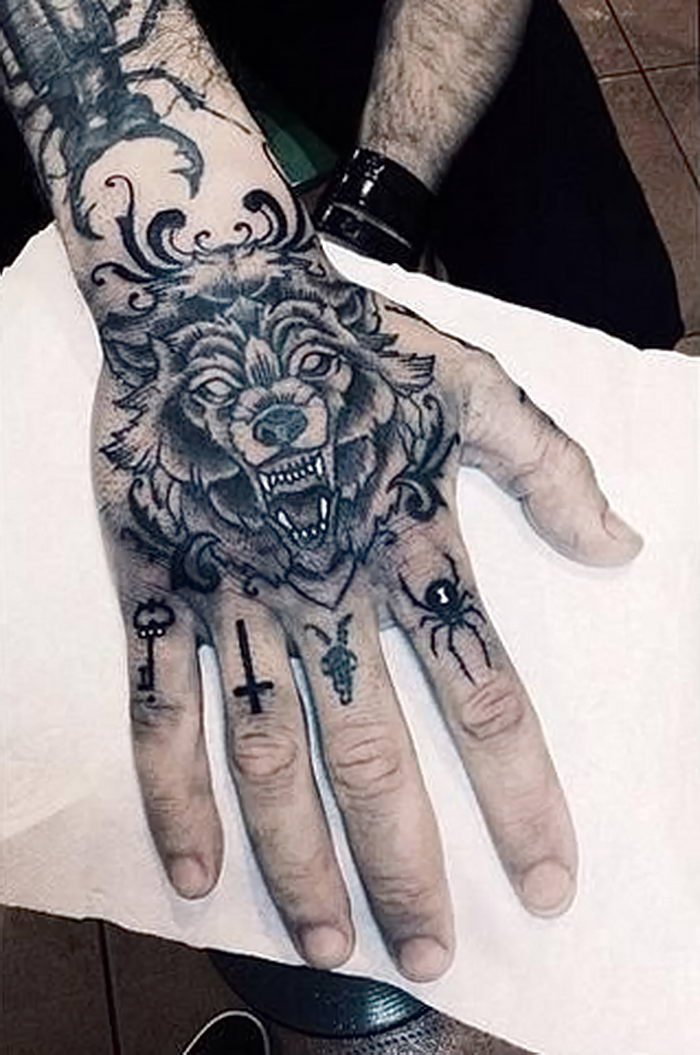 Татуировка на кисти для мужчин волк