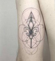 фото тату королевская лилия от 08.04.2018 №011 — tattoo royal lily — tattoo-photo.ru