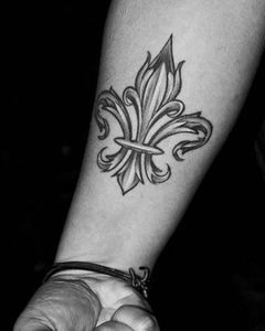 фото тату королевская лилия от 08.04.2018 №013 - tattoo royal lily - tattoo-photo.ru