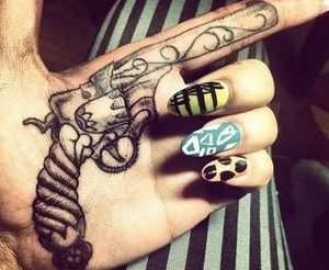 фото Тату на кисти руки от 13.04.2018 №006 - Tattoo on the hand - tattoo-photo.ru
