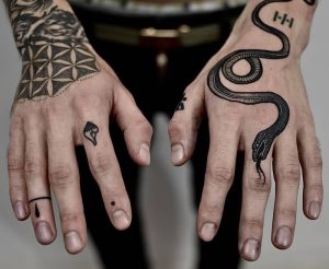 фото Тату на кисти руки от 13.04.2018 №161 - Tattoo on the hand - tattoo-photo.ru