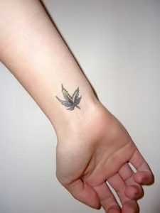 фото тату кленовый лист от 14.04.2018 №004 - maple leaf tattoo - tattoo-photo.ru