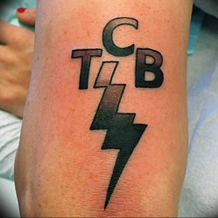 фото тату молния от 26.04.2018 № 033 - lightning tattoo - tattoo-photo.ru.