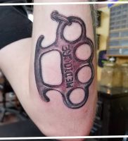 фото тату кастет от 11.04.2018 №012 — tattoo brass knuckles — tattoo-photo.ru