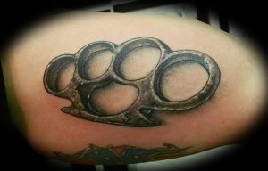 фото тату кастет от 11.04.2018 №036 - tattoo brass knuckles - tattoo-photo.ru