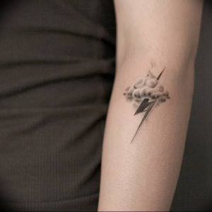 фото тату молния от 26.04.2018 №003 - lightning tattoo - tattoo-photo.ru