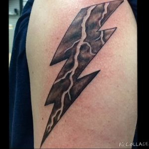 фото тату молния от 26.04.2018 №037 - lightning tattoo - tattoo-photo.ru
