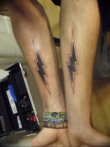 фото тату молния от 26.04.2018 №040 - lightning tattoo - tattoo-photo.ru