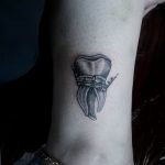 фото тату зуб 23.12.2018 №034 - photo tattoo tooth - tattoo-photo.ru