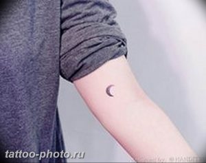 фото тату полумесяц 22.12.2018 №012 - crescent tattoo photo - tattoo-photo.ru