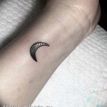 фото тату полумесяц 22.12.2018 №067 - crescent tattoo photo - tattoo-photo.ru