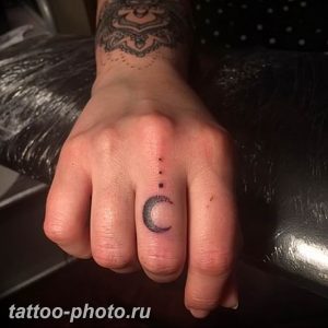 фото тату полумесяц 22.12.2018 №093 - crescent tattoo photo - tattoo-photo.ru