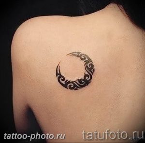 фото тату полумесяц 22.12.2018 №120 - crescent tattoo photo - tattoo-photo.ru