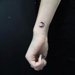 фото тату полумесяц 22.12.2018 №159 - crescent tattoo photo - tattoo-photo.ru