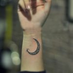 фото тату полумесяц 22.12.2018 №216 - crescent tattoo photo - tattoo-photo.ru