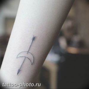 фото тату полумесяц 22.12.2018 №251 - crescent tattoo photo - tattoo-photo.ru