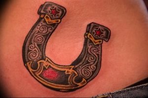 фото тату подкова от 01.06.2018 №075 - horseshoe tattoos - tattoo-photo.ru
