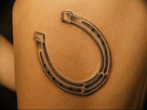фото тату подкова от 01.06.2018 №119 - horseshoe tattoos - tattoo-photo.ru
