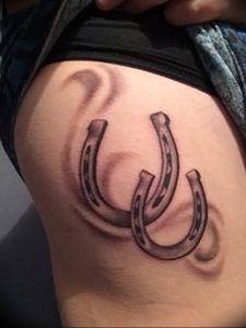 фото тату подкова от 01.06.2018 №001 - horseshoe tattoos - tattoo-photo.ru