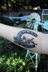 фото тату подкова от 01.06.2018 №005 - horseshoe tattoos - tattoo-photo.ru