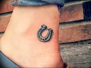 фото тату подкова от 01.06.2018 №010 - horseshoe tattoos - tattoo-photo.ru