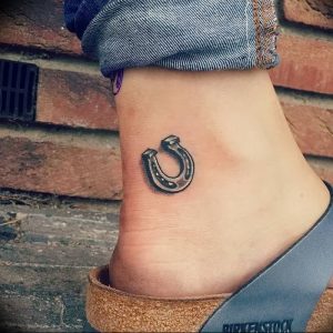 фото тату подкова от 01.06.2018 №013 - horseshoe tattoos - tattoo-photo.ru