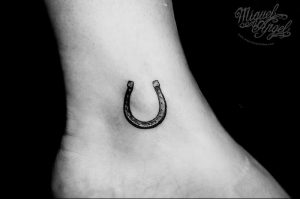 фото тату подкова от 01.06.2018 №029 - horseshoe tattoos - tattoo-photo.ru