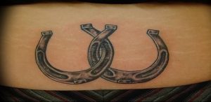 фото тату подкова от 01.06.2018 №076 - horseshoe tattoos - tattoo-photo.ru