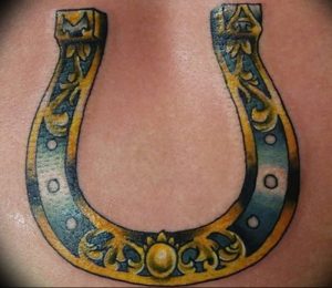 фото тату подкова от 01.06.2018 №082 - horseshoe tattoos - tattoo-photo.ru