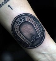 фото тату подкова от 01.06.2018 №110 — horseshoe tattoos — tattoo-photo.ru