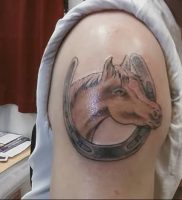 фото тату подкова от 01.06.2018 №112 — horseshoe tattoos — tattoo-photo.ru