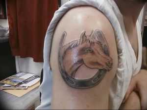 фото тату подкова от 01.06.2018 №112 - horseshoe tattoos - tattoo-photo.ru