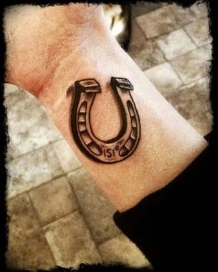фото тату подкова от 01.06.2018 №123 - horseshoe tattoos - tattoo-photo.ru 234523 2342