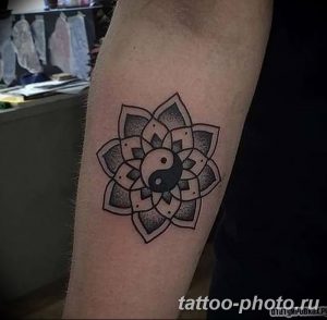 Фото рисунка тату Инь-Янь 08.11.2018 №405 - photo tattoo Yin-Yang - tattoo-photo.ru