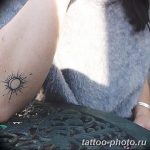 Фото рисунка тату Луна и Солнце 05.11.2018 №077 - tattoo Moon and Sun - tattoo-photo.ru