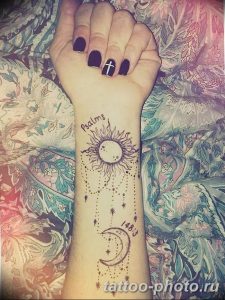 Фото рисунка тату Луна и Солнце 05.11.2018 №084 - tattoo Moon and Sun - tattoo-photo.ru