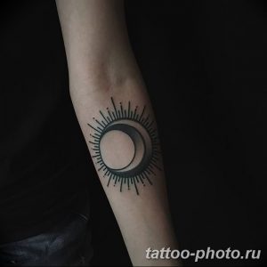 Фото рисунка тату Луна и Солнце 05.11.2018 №092 - tattoo Moon and Sun - tattoo-photo.ru