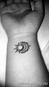 Фото рисунка тату Луна и Солнце 05.11.2018 №098 - tattoo Moon and Sun - tattoo-photo.ru
