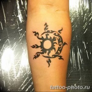 Фото рисунка тату Луна и Солнце 05.11.2018 №191 - tattoo Moon and Sun - tattoo-photo.ru
