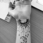 Фото рисунка тату Луна и Солнце 05.11.2018 №209 - tattoo Moon and Sun - tattoo-photo.ru