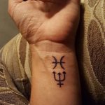 Фото рисунка тату Трезубец 07.11.2018 №113 - photo tattoo Trident - tattoo-photo.ru
