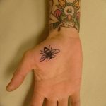 Фото рисунка тату оса 06.11.2018 №030 - photo tattoo wasp - tattoo-photo.ru