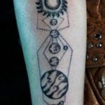 Фото рисунка тату планеты 04.11.2018 №047 - tattoo photos of the planet - tattoo-photo.ru