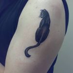 фото рисунка тату черная кошка 13.11.2018 №094 - black cat tattoo picture - tattoo-photo.ru