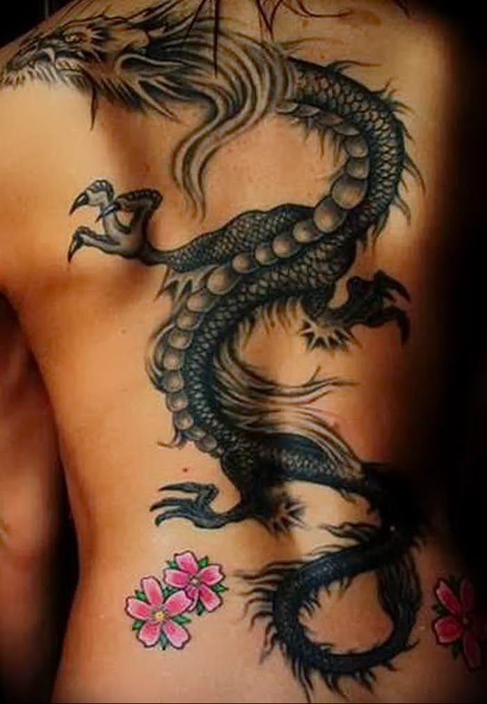 Татуировка дракона на спине