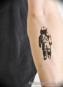 Фото рисунка тату космонавт 31.10.2018 №026 - cosmonaut tattoo - tattoo-photo.ru