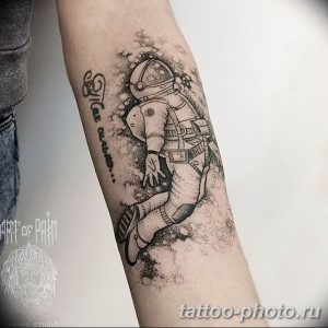 Фото рисунка тату космонавт 31.10.2018 №059 - cosmonaut tattoo - tattoo-photo.ru