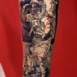 Фото рисунка тату космонавт 31.10.2018 №066 - cosmonaut tattoo - tattoo-photo.ru
